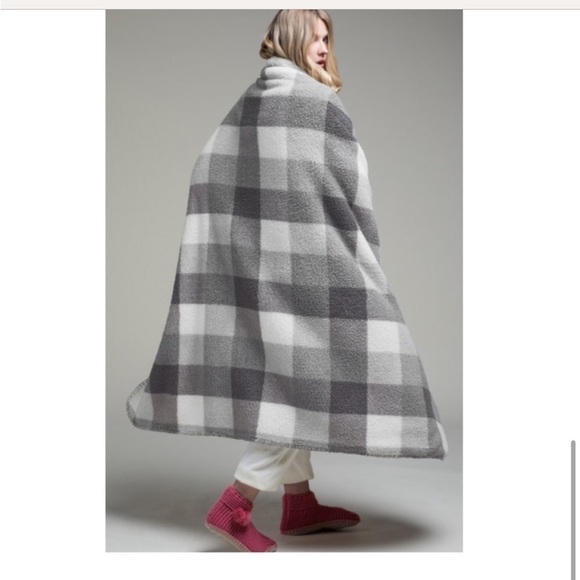 NWT Ruggine 100% polyester blanket throw. See above for size. Great for gifting. - Picture 4 of 5